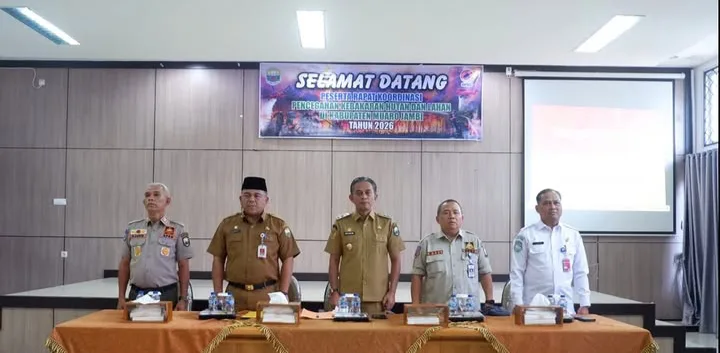 Wakil Bupati Muaro Jambi, Junaidi Mahir, didampingi Sekretaris Daerah Budhi Hartono, memimpin langsung Rapat Koordinasi (Rakor) Persiapan Menghadapi Bencana Karhutla yang digelar di Ruang Rapat Ridan