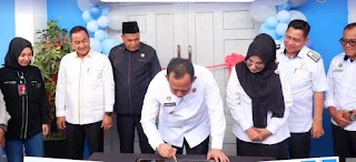 Waka I DPRD Muaro Jambi Wiranto, mendampingi Bupati Muaro Jambi Dr BBS saat meresmikan GOR RAJA di Desa Suko Awin Jaya.