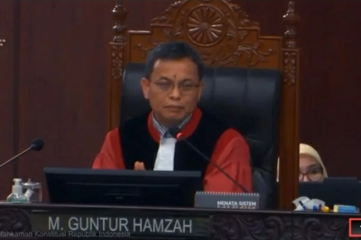 Hakim Konstitusi M. Guntur Hamzah mempertanyakan keadilan skema kuota internet yang hilang meski belum habis digunakan oleh pelanggan.