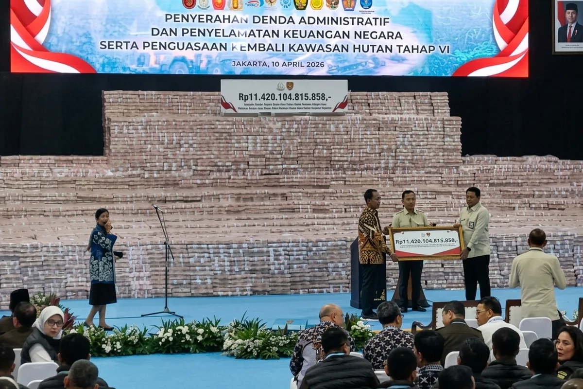 Kejaksaan Agung Republik Indonesia memamerkan tumpukan uang dalam jumlah besar di kompleks Kejagung