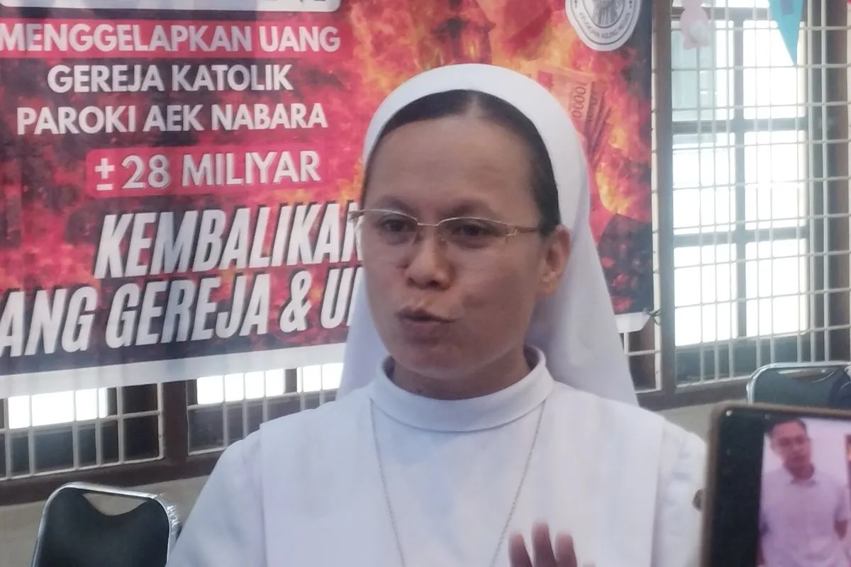Suster Natalia Situmorang, mengungkap kronologi awal kecurigaan hingga terbongkarnya dugaan praktik investasi fiktif yang melibatkan eks Kepala Kantor Kas bank BUMN Unit Aek Nabara