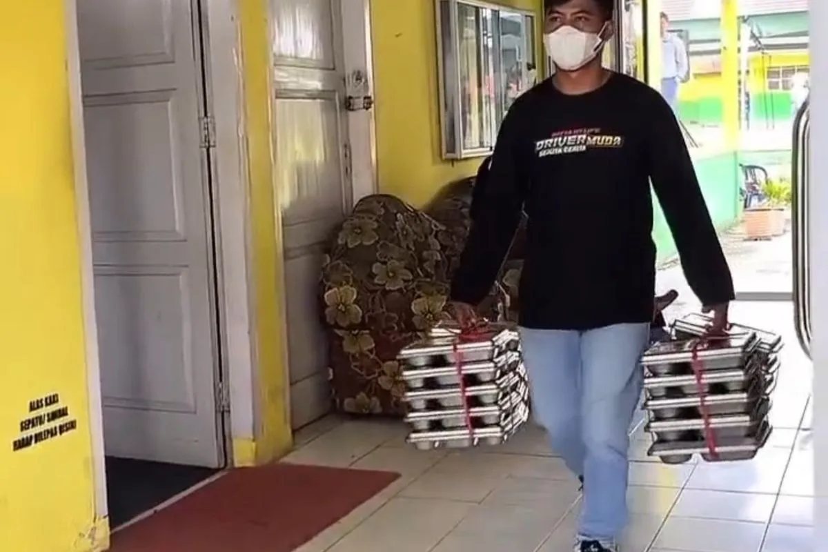 Provinsi Jambi, menjadi sorotan publik usai video pengembalian makanan tersebut viral di media sosial.