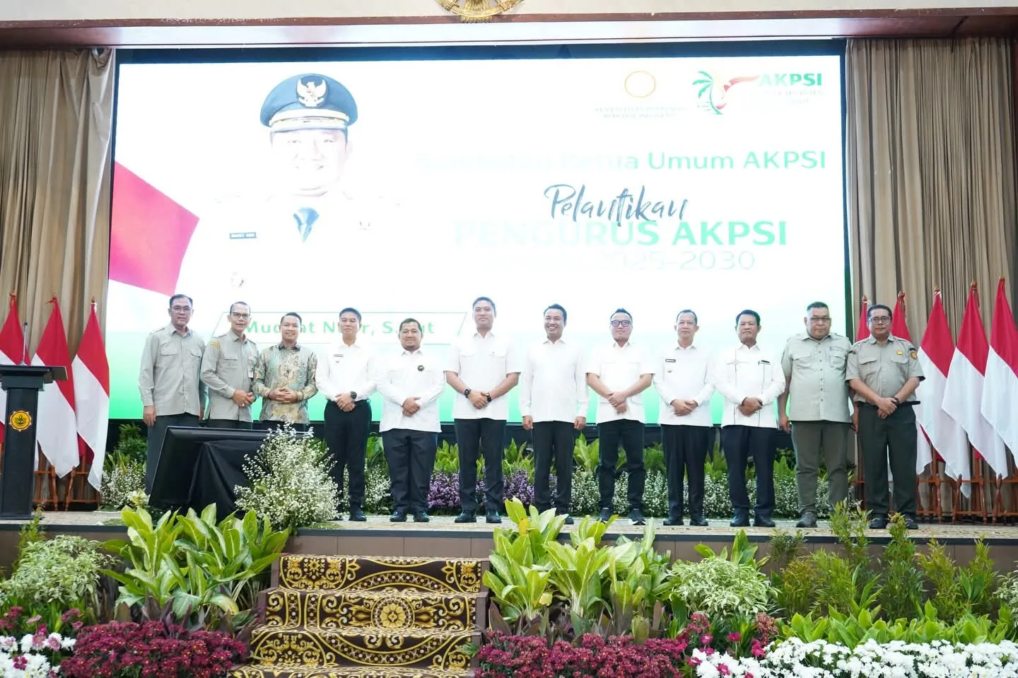 Dr. Bambang Bayu Suseno, S.P., M.M., M.Si., resmi mengemban amanah baru di tingkat nasional sebagai Wakil Ketua Wilayah Sumatera dalam jajaran Pengurus Asosiasi Kabupaten Penghasil Sawit Indonesia (AKPSI) masa bakti 2025–2030.