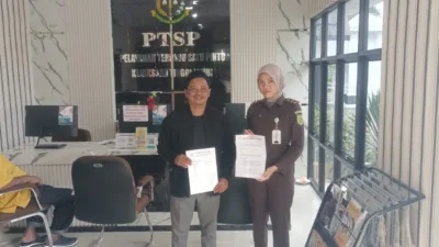 MPRJ (Masyarakat Peduli Rakyat Jambi) kembali mendatangi Gedung Adyaksa Jambi untuk melaporkan dugaan praktik KKN yang terjadi di lingkungan PUPR Kota Jambi