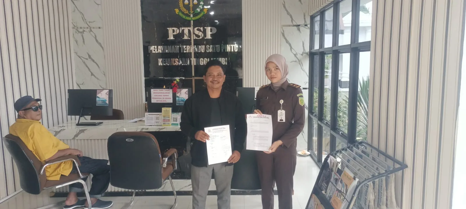 MPRJ (Masyarakat Peduli Rakyat Jambi) kembali mendatangi Gedung Adyaksa Jambi untuk melaporkan dugaan praktik KKN yang terjadi di lingkungan PUPR Kota Jambi