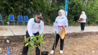 Ketua DPRD Kabupaten Muaro Jambi, Aidi Hatta menghadiri agenda penanaman pohon serentak bersama Bupati Muaro Jambi