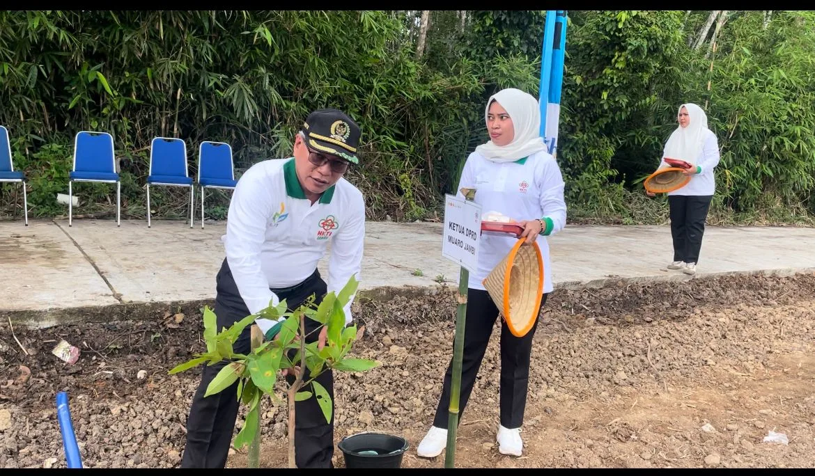 Ketua DPRD Kabupaten Muaro Jambi, Aidi Hatta menghadiri agenda penanaman pohon serentak bersama Bupati Muaro Jambi