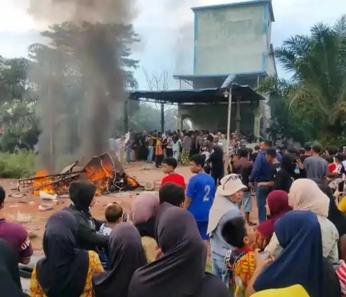 Aksi unjuk rasa ribuan warga terkait maraknya peredaran narkotika jenis sabu di Kecamatan Pasir Limau Kapas, Kabupaten Rokan Hilir, Riau, berujung ricuh