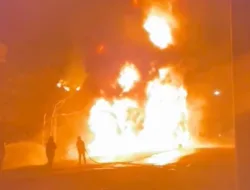 Truk Hangus Terbakar di Jalinsum KM 38 Sekernan, Damkar Habiskan 8.000 Liter Air