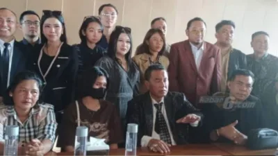 Pengacara Hotman Paris Hutapea bersama ibu korban secara terbuka mendesak agar tiga oknum polisi yang diduga terlibat tidak hanya dijatuhi sanksi etik, tetapi juga diproses secara pidana.