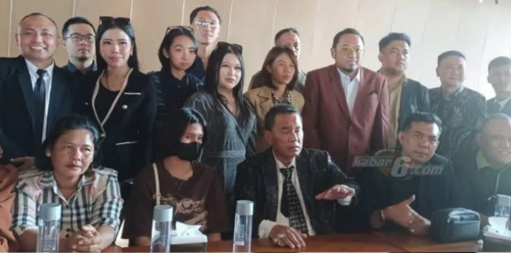 Pengacara Hotman Paris Hutapea bersama ibu korban secara terbuka mendesak agar tiga oknum polisi yang diduga terlibat tidak hanya dijatuhi sanksi etik, tetapi juga diproses secara pidana.