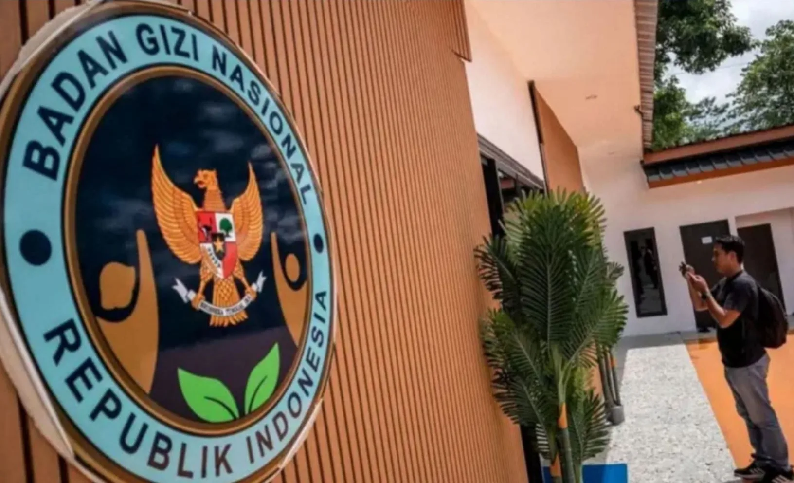 Publik mempertanyakan sejumlah pos belanja bernilai miliaran rupiah, mulai dari pengadaan tablet hingga semir sepatu, yang dinilai tidak berkaitan langsung dengan pemenuhan gizi masyarakat.