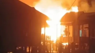 Kebakaran di pelayangan seberang kota Jambi , Tampak apimembakar rumah di pemukiman padat Penduduk ( photo Amatir hasil kamera hp warga Setempat)