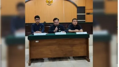 Dalam konferensi pers, Juru Bicara PN Tais, Rohmat, didampingi Humas dan PPID, menyampaikan klarifikasi resmi dengan membacakan pernyataan dari hakim yang bersangkutan sekaligus sikap institusi terhadap pemberitaan tersebut.