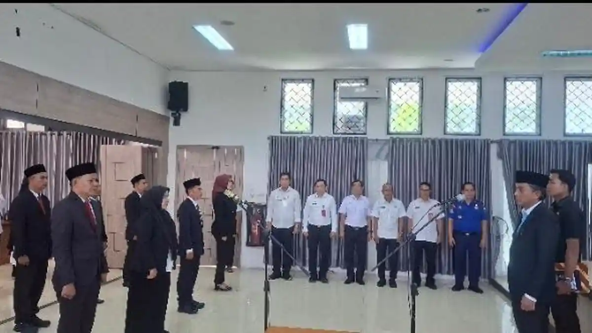 Pemerintah Kabupaten Muaro Jambi kembali menunjukkan komitmennya dalam meningkatkan kualitas tata kelola pemerintahan melalui pelantikan dan pengambilan sumpah jabatan terhadap 12 pejabat eselon III dan IV. Di sekretariat Kantor Bupati Muaro Jambi