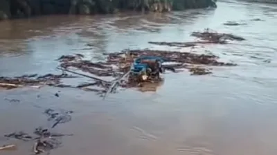 Dalam rekaman visual yang beredar di tengah masyarakat, terlihat sejumlah mesin yang diduga digunakan untuk aktivitas Pertambangan Emas Tanpa Izin (PETI) hanyut terbawa arus deras sungai yang meluap.