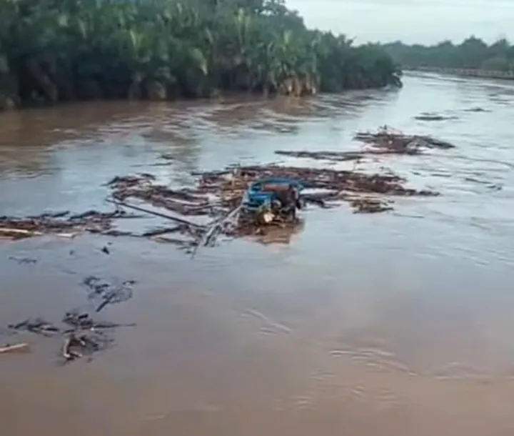 Dalam rekaman visual yang beredar di tengah masyarakat, terlihat sejumlah mesin yang diduga digunakan untuk aktivitas Pertambangan Emas Tanpa Izin (PETI) hanyut terbawa arus deras sungai yang meluap.