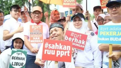 Para Demonstran menyambut Gembira saat Dewan Perwakilan Rakyat (DPR) resmi mengesahkan Rancangan Undang-Undang Perlindungan Pekerja Rumah Tangga (RUU PPRT) menjadi undang-undang.