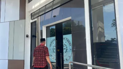 Mantan Sekretaris Daerah (Sekda) Provinsi Jambi, M. Dianto, mendatangi Kejaksaan Tinggi (Kejati) Jambi pada Kamis pagi (16/04/2026)