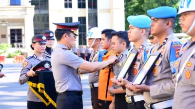 Prosesi PTDH Anggota Polisi secar simbolis dengan penanggalan pakaian dinas kepolisian, sebelum keduanya mengenakan baju tahanan berwarna oranye di hadapan jajaran personel Polda Jambi.