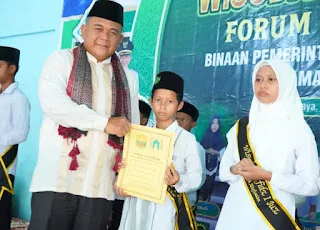 Sekretaris Daerah (Sekda) Kabupaten Muaro Jambi Budhi Hartono, S.Sos., M.T., menghadiri Wisuda Akbar Ke-IV Forum Guru Tahfidz binaan Pemerintah Kabupaten Muaro Jambi yang digelar di Kecamatan Bahar Selata