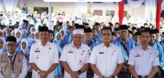 Wakil Bupati Muaro Jambi Junaidi Mahir secara resmi melepas keberangkatan 155 calon jemaah haji Kabupaten Muaro Jambi tahun 2026 di halaman GOR Kota Baru, Jambi