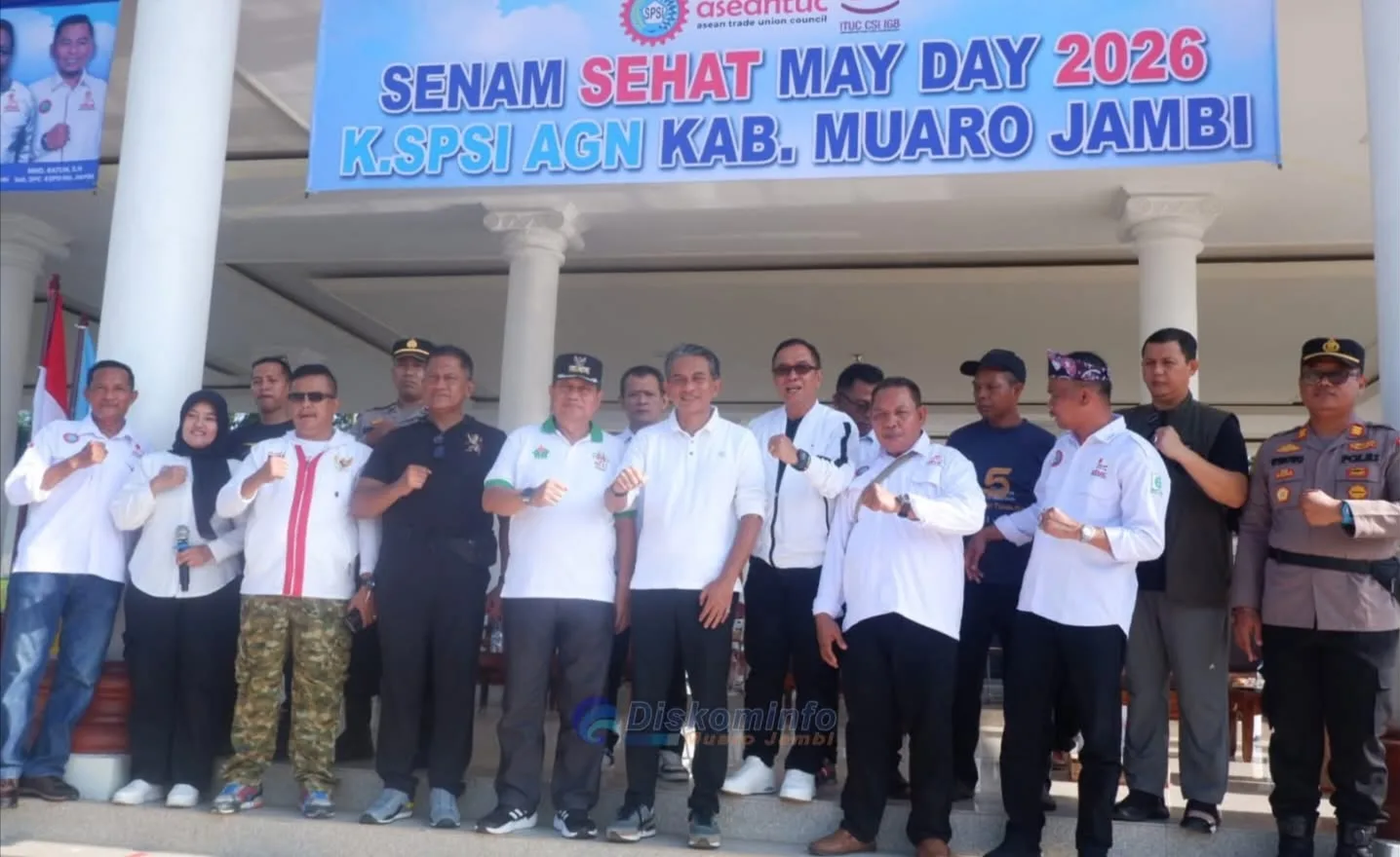Wabup Muaro Jambi Junaidi Mahir Turut Memeriahkan Suasana penuh semangat mewarnai peringatan Hari Buruh Internasional (May Day) 2026 di Pendopo Kantor Bupati Muaro Jambi,
