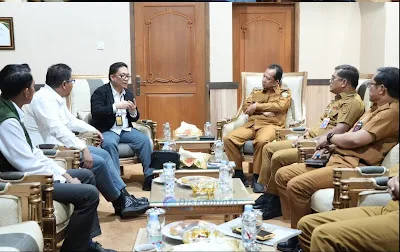 Bupati Muaro Jambi Dr Bambang Bayu Suseno, S.P., M.M., M.Si., bersama jajaran pimpinan PT Pegadaian di Ruang Kerja Bupati Muaro Jambi