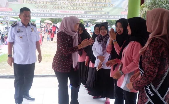 Ketua Kelompok Kerja (Pokja) Bunda PAUD Kabupaten Muaro Jambi, Novi Astrianti, S.E., secara resmi membuka kegiatan Gebyar PAUD Tingkat Kecamatan Sekernan Tahun 2026