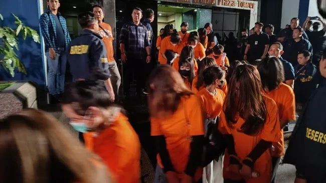 320 warga negara asing (WNA) yang diduga terlibat dalam sindikat judi online internasional di kawasan Jalan Hayam Wuruk, Jakarta Barat, menuju rumah detensi imigrasi (Rudenim),