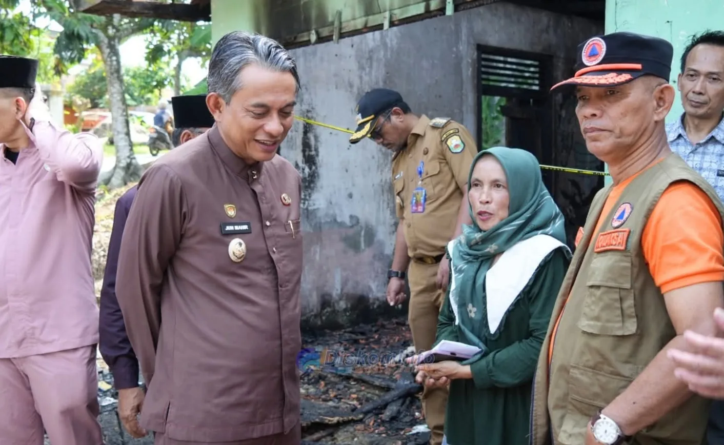 Junaidi Mahir menyerahkan bantuan berupa bahan pokok, perlengkapan rumah tangga, serta material bangunan guna mendukung percepatan pemulihan.