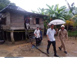 Wabup Muaro Jambi Tinjau Lokasi Kebakaran di Desa Bakung, Salurkan Bantuan untuk Korban