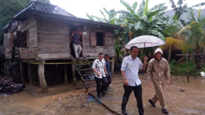 Wakil Bupati Muaro Jambi, Junaidi Mahir, turun langsung meninjau lokasi kebakaran rumah warga di Desa Bakung, Kecamatan Maro Sebo, Kabupaten Muaro Jambi