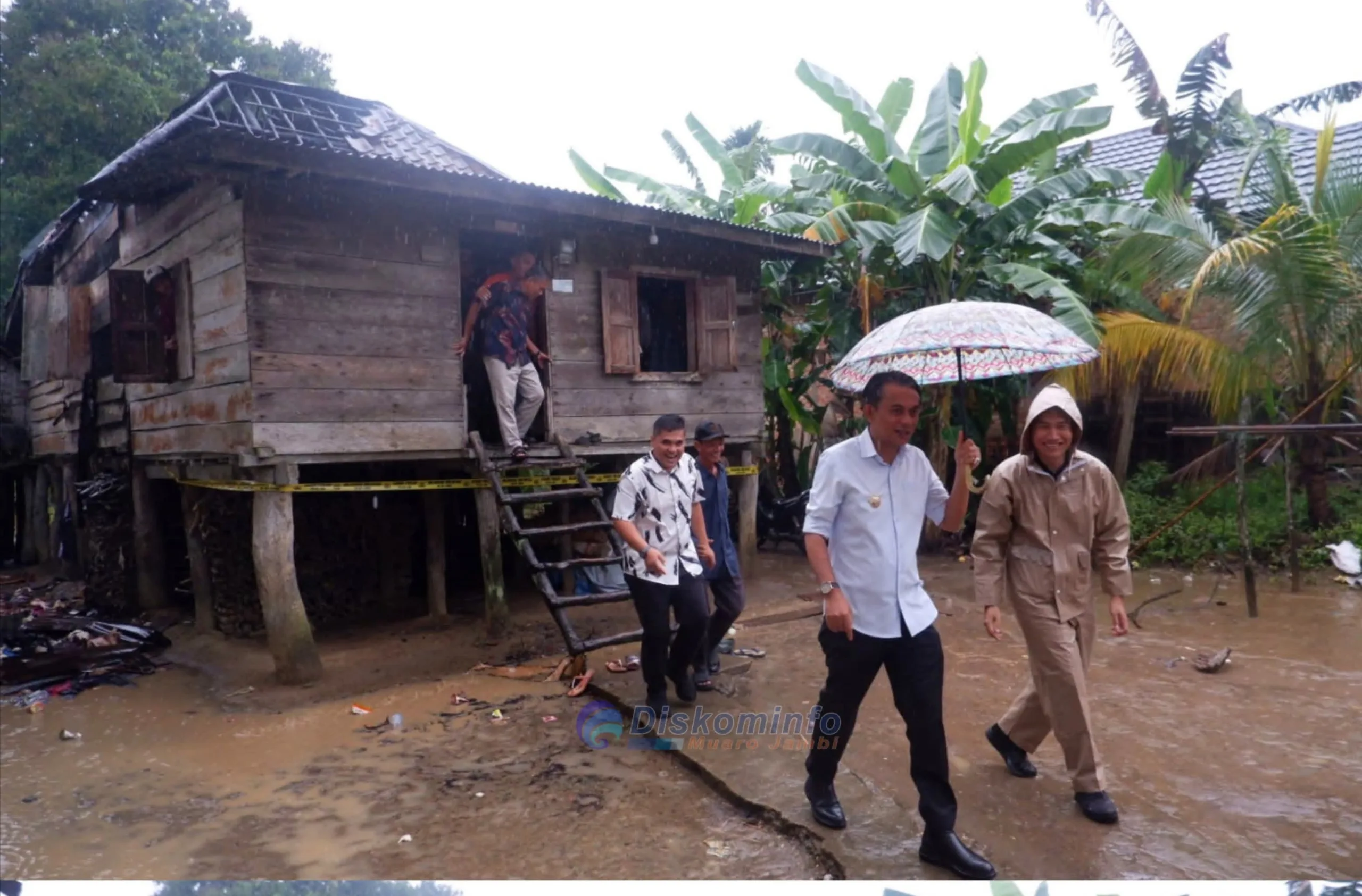 Wakil Bupati Muaro Jambi, Junaidi Mahir, turun langsung meninjau lokasi kebakaran rumah warga di Desa Bakung, Kecamatan Maro Sebo, Kabupaten Muaro Jambi