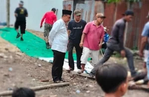 H. Asikin hadir langsung bersama pengurus dan kader Partai Golkar untuk menyerahkan sapi kurban kepada panitia masjid dan masyarakat setempat.