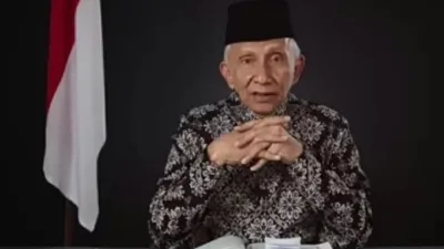 Amien Rais dalam sebuah video yang beredar luas menyampaikan kritik terhadap kedekatan antara Prabowo Subianto dan Teddy Indra Wijaya.