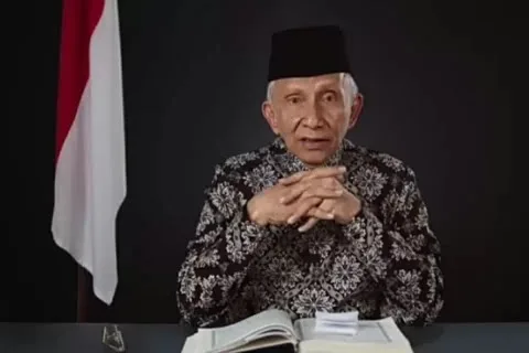 Amien Rais dalam sebuah video yang beredar luas menyampaikan kritik terhadap kedekatan antara Prabowo Subianto dan Teddy Indra Wijaya.