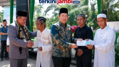 Bupati Muaro Jambi Dr Bambang Bayu Suseno, S.P., M.M., M.Si., menghadiri acara tasyakuran Pondok Pesantren Membaul Hidayah sekaligus pelantikan Pengurus Majelis Wakil Cabang Nahdlatul Ulama (MWCNU) Kecamatan Sekernan masa khidmat 2026–2031.