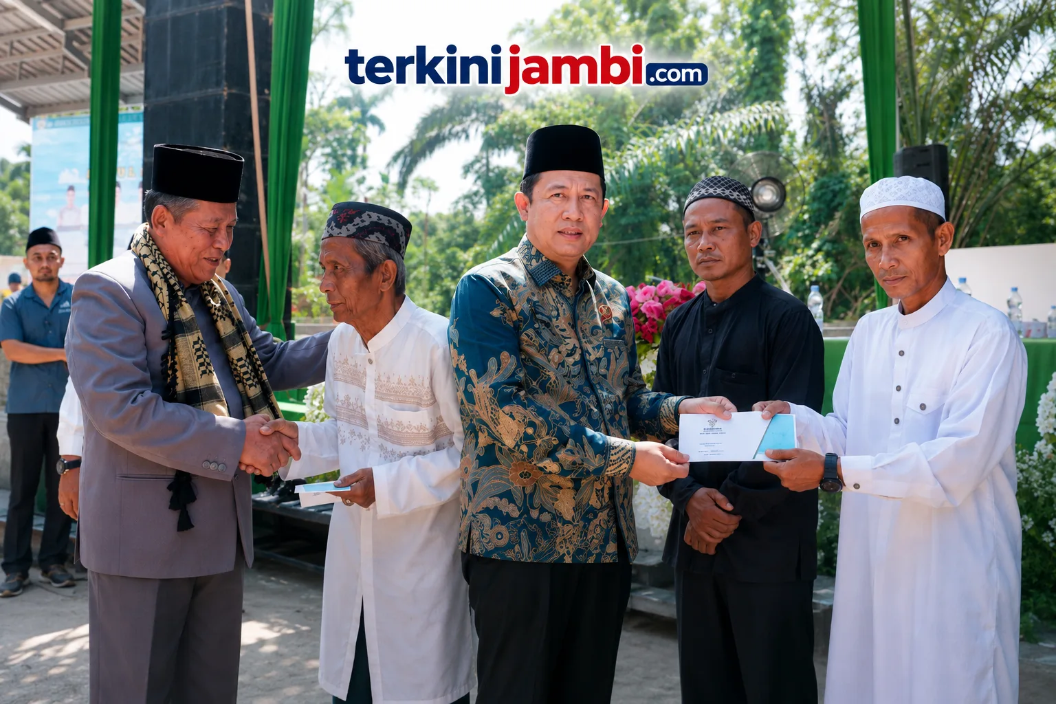 Bupati Muaro Jambi Dr Bambang Bayu Suseno, S.P., M.M., M.Si., menghadiri acara tasyakuran Pondok Pesantren Membaul Hidayah sekaligus pelantikan Pengurus Majelis Wakil Cabang Nahdlatul Ulama (MWCNU) Kecamatan Sekernan masa khidmat 2026–2031.