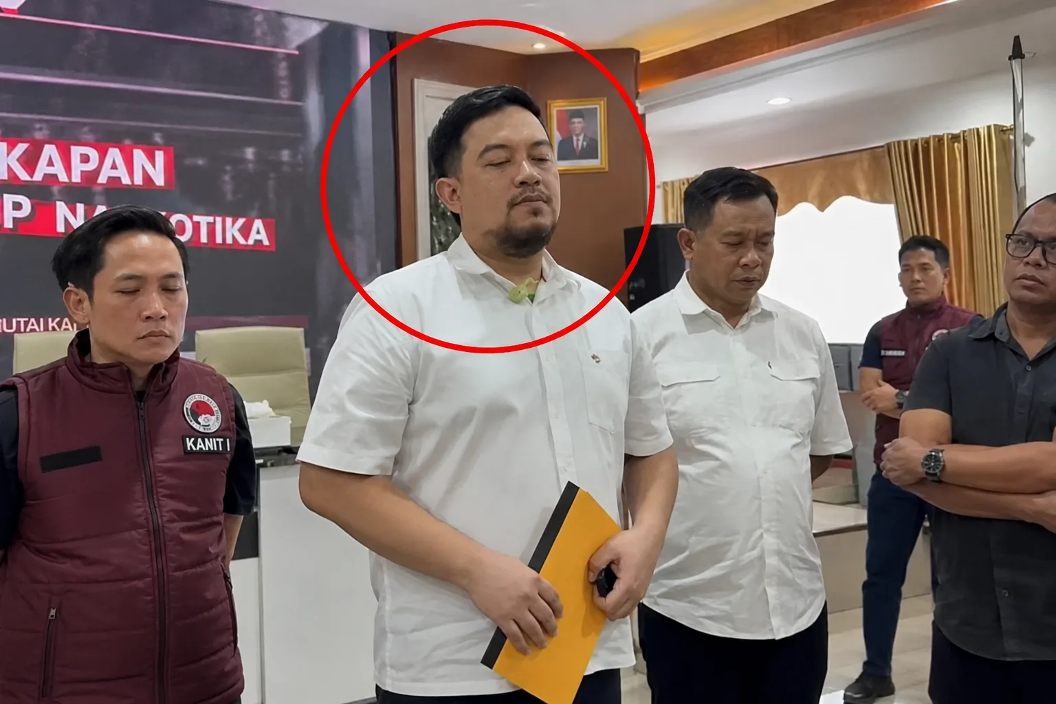 Kepala Satuan Reserse Narkoba (Kasat Resnarkoba) Polres Kutai Kartanegara (Kukar), AKP Yohanes Bonar Adiguna, di Tangkap Direktorat Reserse Narkoba (Ditresnarkoba) Polda Kalimantan Timur.