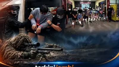 Dalam operasi tersebut, polisi menangkap 13 tersangka. Salah satunya Firnandes alias Nando yang disebut berperan sebagai bandar narkoba di Gang Langgar.