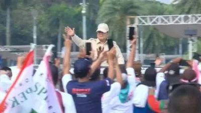 Presiden Prabowo Subianto menyapa ribuan buruh yang memadati kawasan Monumen Nasional (Monas) dalam peringatan Hari Buruh Internasional atau May Day