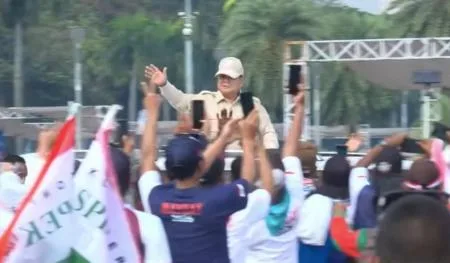 Presiden Prabowo Subianto menyapa ribuan buruh yang memadati kawasan Monumen Nasional (Monas) dalam peringatan Hari Buruh Internasional atau May Day