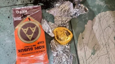 Emas tersebut diketahui disamarkan di dalam kaleng bubuk kopi dan dicampur bersama barang lainnya dalam satu paket pengiriman.
