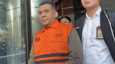 KPK menyebut mantan pejabat tinggi Kementerian Imigrasi dan Pemasyarakatan, Silmy Karim, diduga menerima aliran dana rutin sebesar Rp100 juta setiap pekan yang berasal dari praktik pemerasan terhadap WNA.