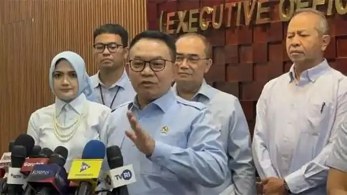 Kepala Kantor Staf Presiden (KSP), , memberikan penjelasan terkait munculnya namanya dalam pusaran kasus dugaan korupsi Program Makan Bergizi Gratis (MBG)