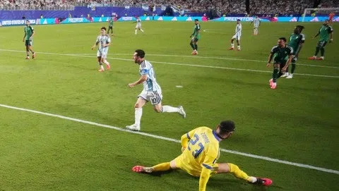 Leonel Messi Mega bintang berjuluk La Pulga itu mencetak tiga gol sekaligus atau hattrick saat membawa Argentina mengalahkan dengan skor telak 3-0 pada laga Grup J Piala Dunia 2026