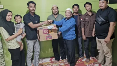 Karang Taruna Adi Pura Kencana bersama Pemerintah Desa Adi Pura Kencana menyerahkan donasi pakaian baru dan uang senilai *Rp14 juta* sebagai bentuk solidaritas antar-warga.