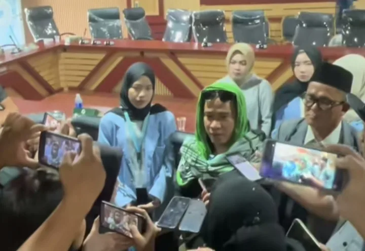 Sejumlah mahasiswa dan pemuda yang tergabung dalam Aliansi Mahasiswa Masyarakat Pemuda Kota Palembang (AMMPKP) menggelar aksi unjuk rasa di Gedung DPRD Kota Palembang