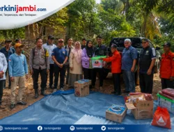 Bantuan Pemkab Muaro Jambi, Halil Aziz  Korban Kebakaran Tanjung Sari Bahar Selatan: Terima Kasih Pak BBS !